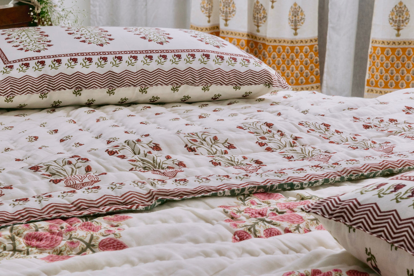 Reversible Qala Comforter Set